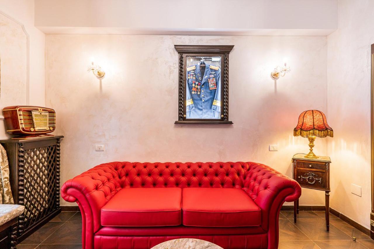 Private Museum Apartment With Antique Decor ブカレスト エクステリア 写真