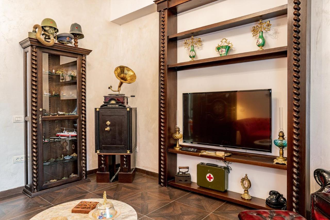 Private Museum Apartment With Antique Decor ブカレスト エクステリア 写真