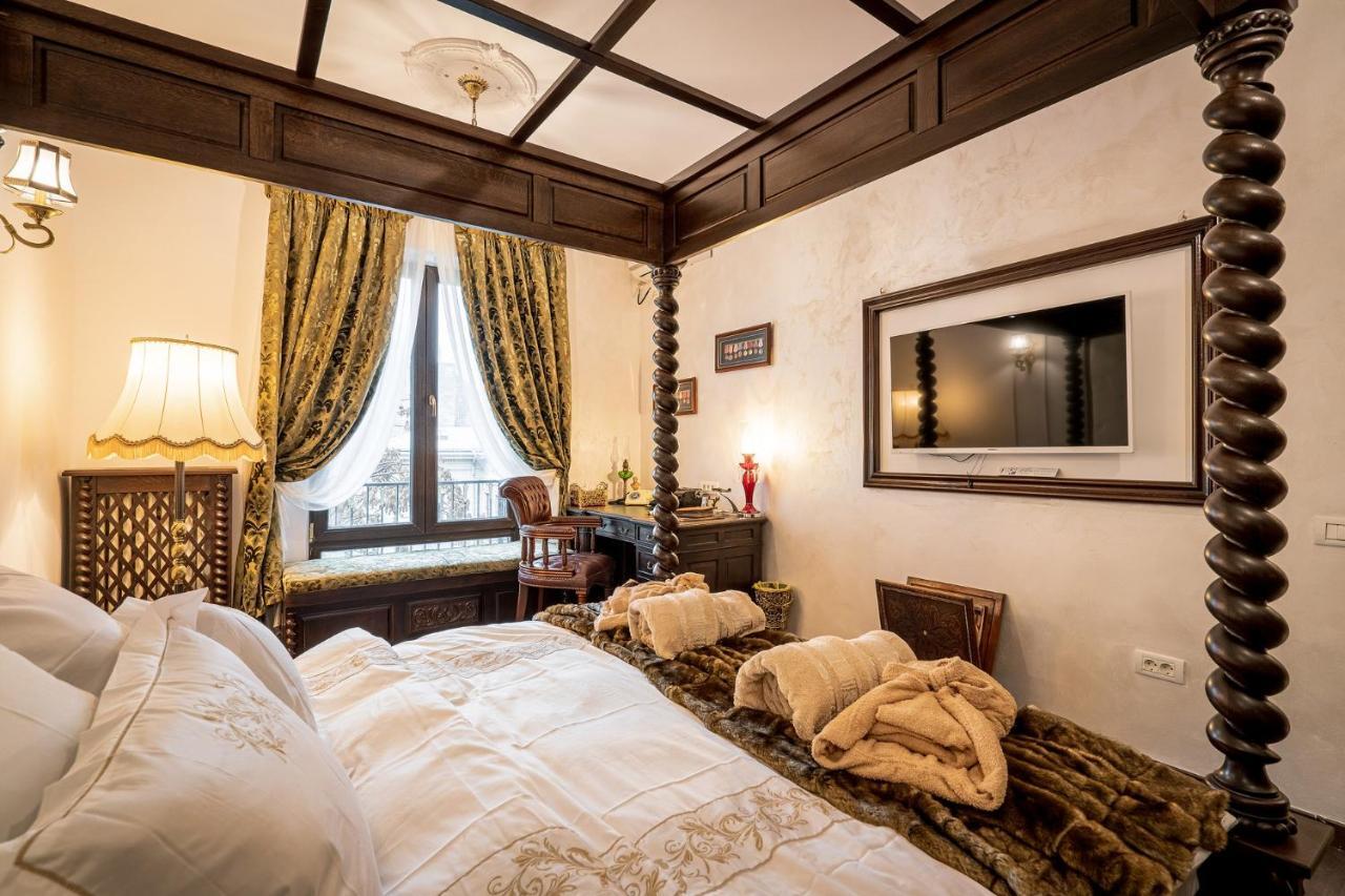 Private Museum Apartment With Antique Decor ブカレスト エクステリア 写真