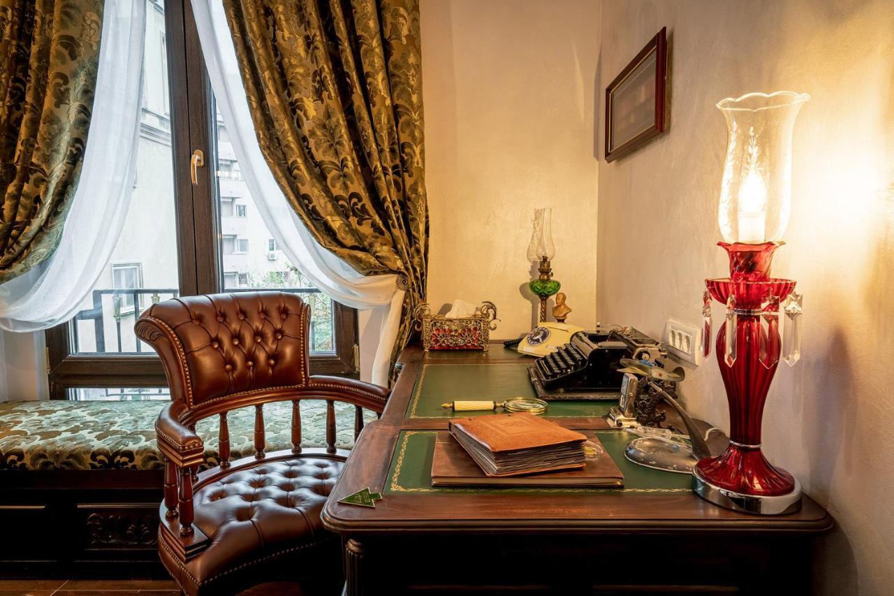Private Museum Apartment With Antique Decor ブカレスト エクステリア 写真
