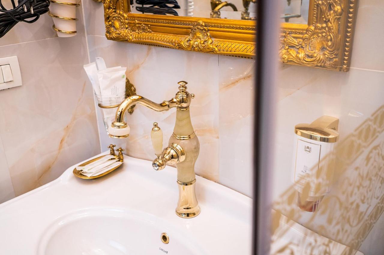 Private Museum Apartment With Antique Decor ブカレスト エクステリア 写真