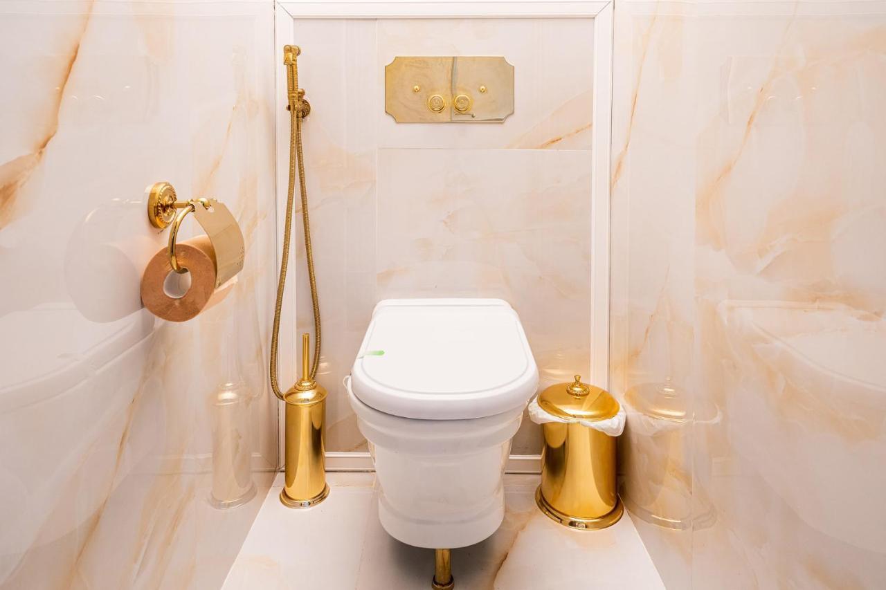 Private Museum Apartment With Antique Decor ブカレスト エクステリア 写真