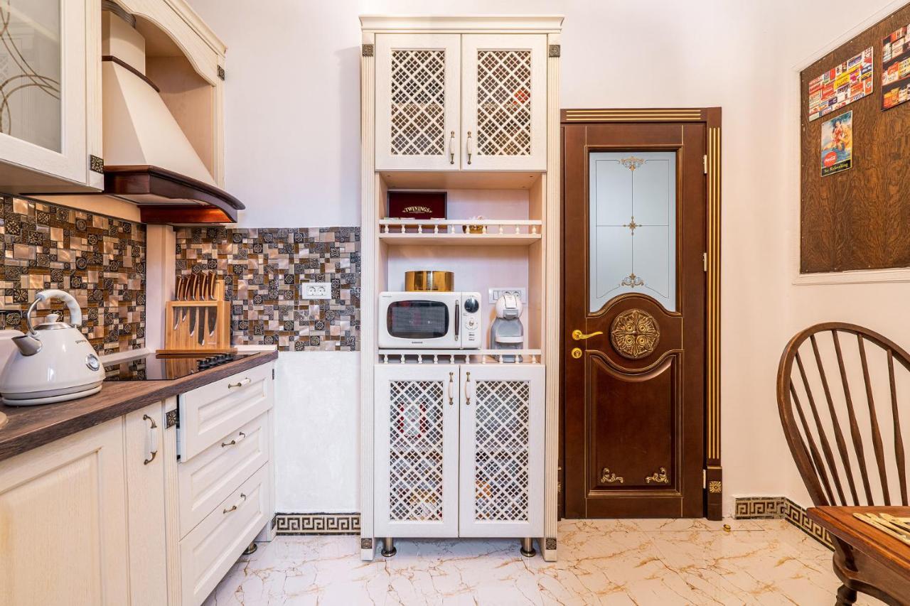 Private Museum Apartment With Antique Decor ブカレスト エクステリア 写真