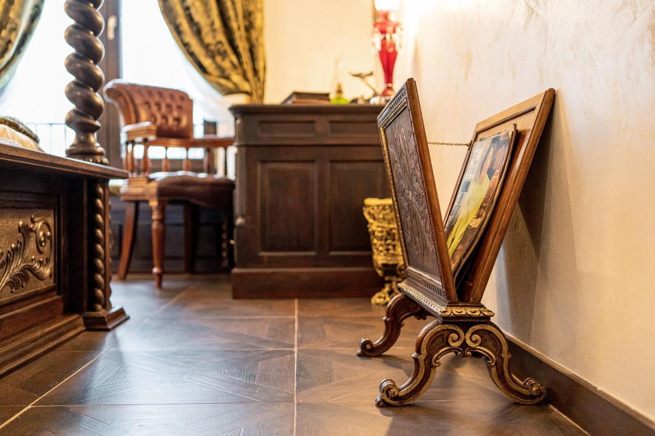 Private Museum Apartment With Antique Decor ブカレスト エクステリア 写真