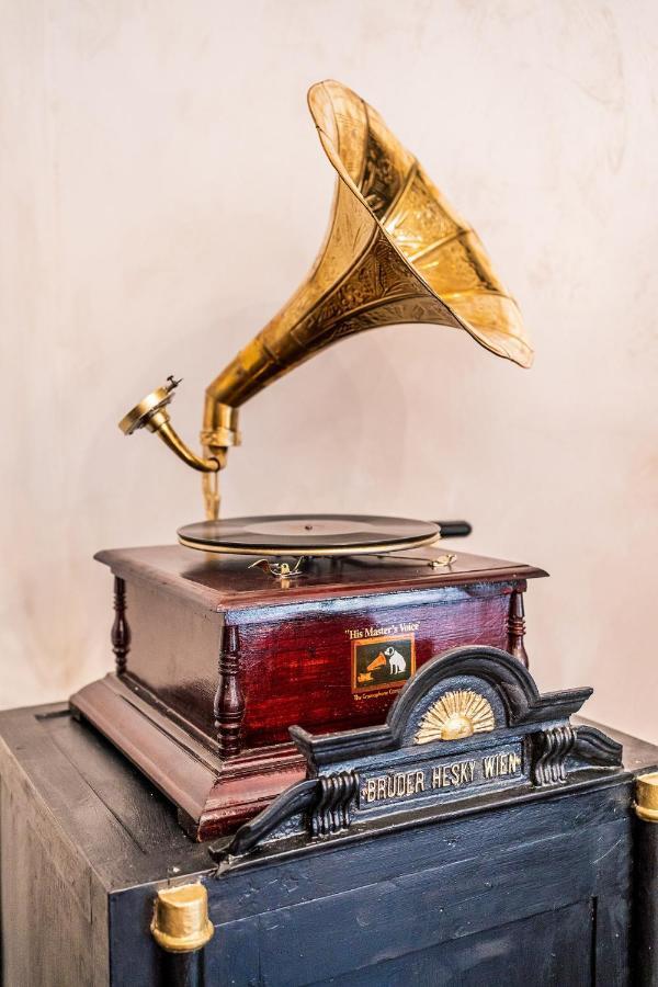 Private Museum Apartment With Antique Decor ブカレスト エクステリア 写真