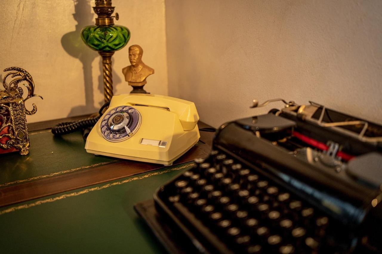 Private Museum Apartment With Antique Decor ブカレスト エクステリア 写真