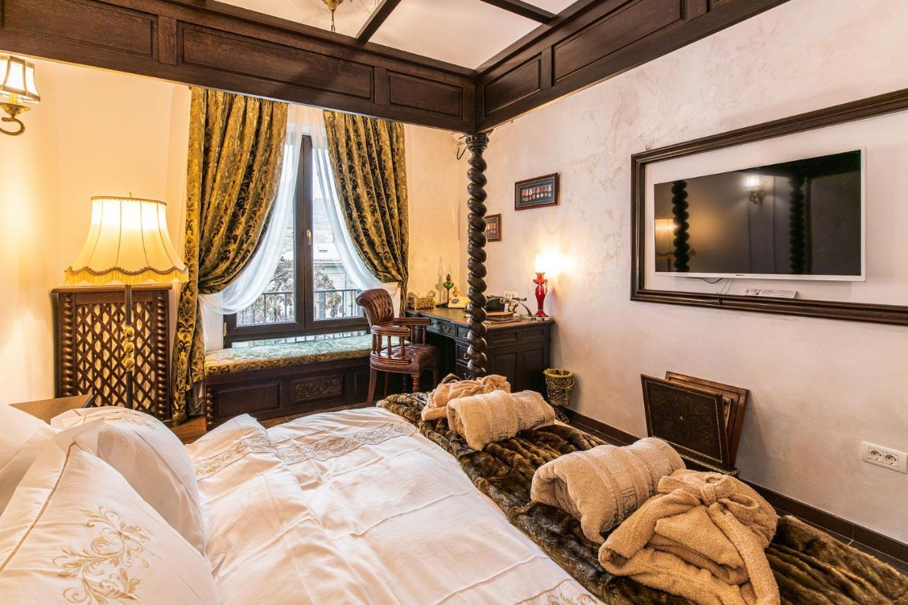 Private Museum Apartment With Antique Decor ブカレスト エクステリア 写真