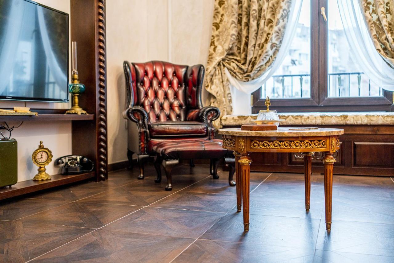 Private Museum Apartment With Antique Decor ブカレスト エクステリア 写真