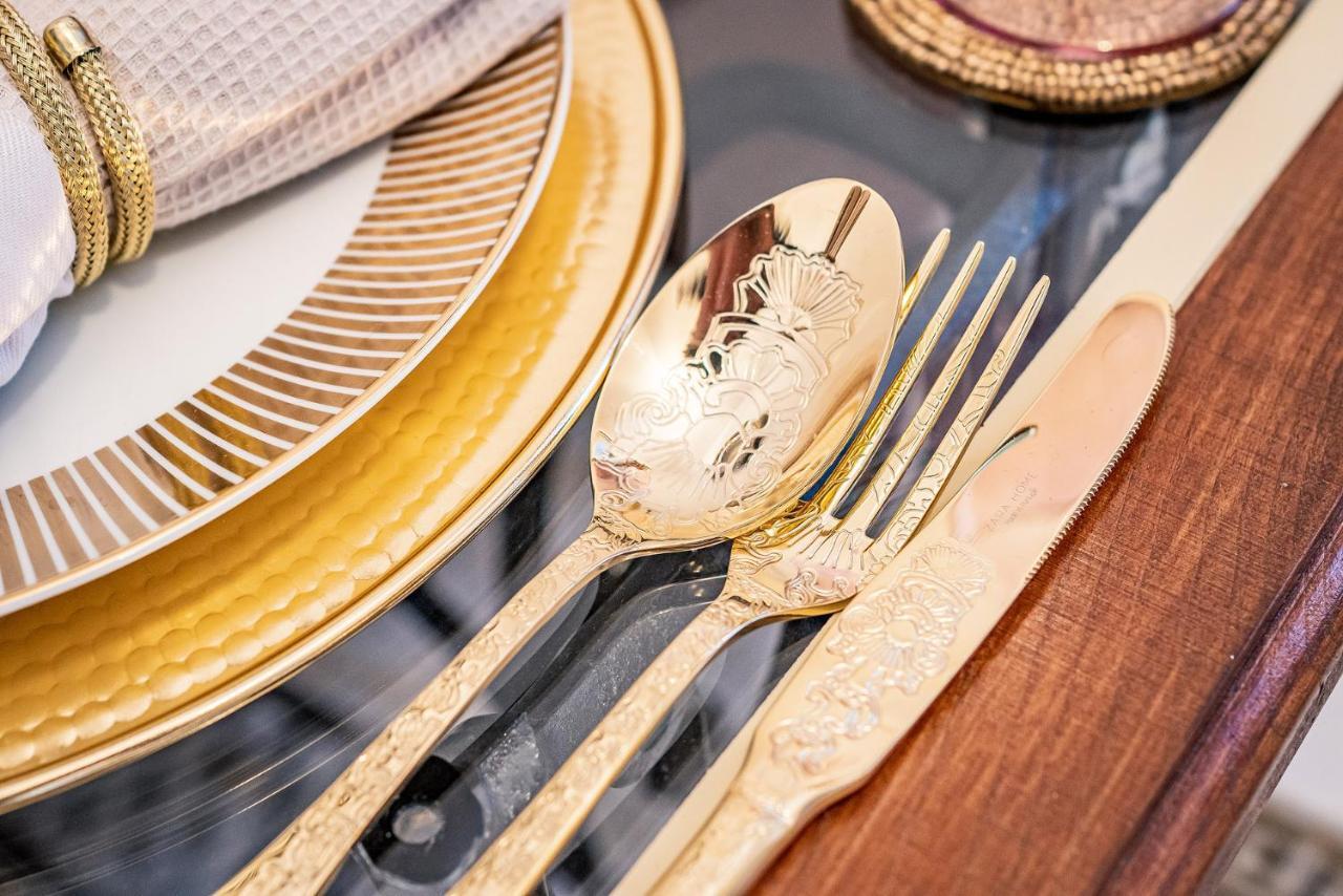 Private Museum Apartment With Antique Decor ブカレスト エクステリア 写真