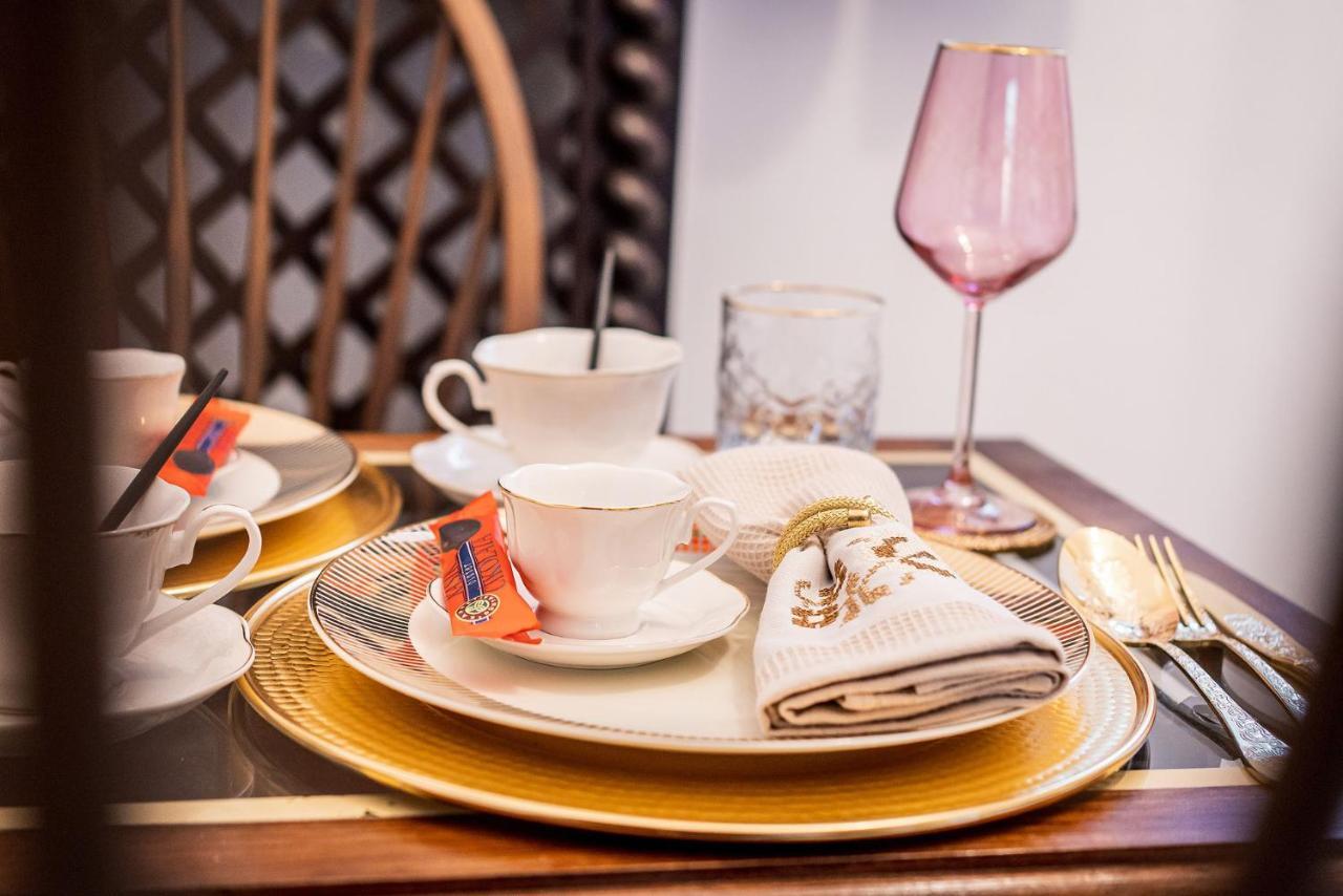 Private Museum Apartment With Antique Decor ブカレスト エクステリア 写真